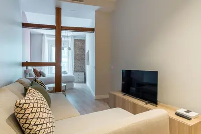 Una televisión o centro de entretenimiento en Bright Stylish - 1Bedroom 1Bathroom - Sol