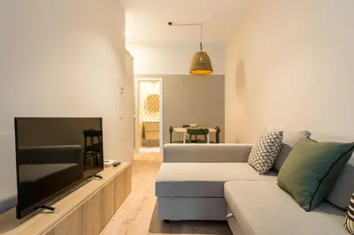 Una televisión o centro de entretenimiento en Bright Stylish - 1Bedroom 1Bathroom - Sol