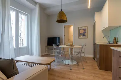 Una televisión o centro de entretenimiento en Bright Stylish - 2Bedrooms 1Bathroom - Sol