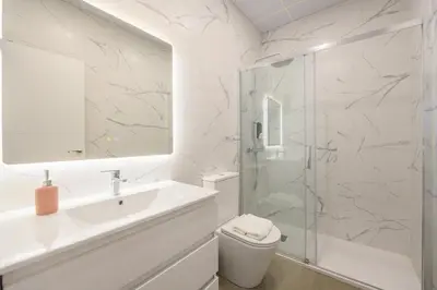 Un baño de Comfort & Street Style - Your Perfe Floor Temporal SBE351D