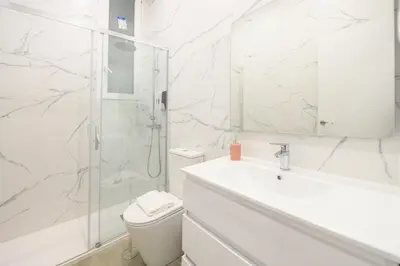 Un baño de Comfort & Street Style - Your Perfe Floor Temporal SBE351D