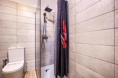 Un baño de Tirso de Molina I - 3 dormitorios, 2 baños