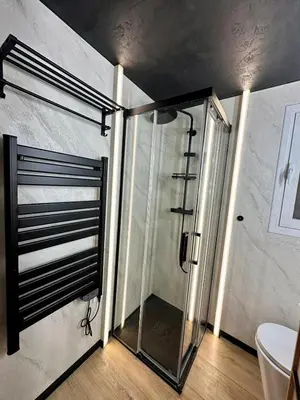 Un baño de Lavender Studio Seasonal