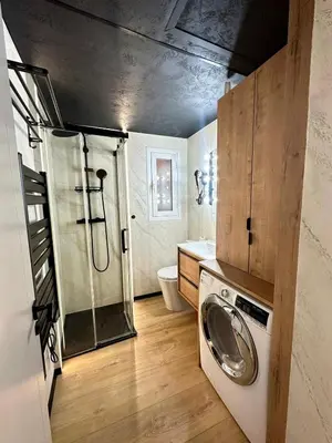 Un baño de Lavender Studio Seasonal