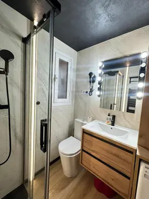 Un baño de Lavender Studio Seasonal