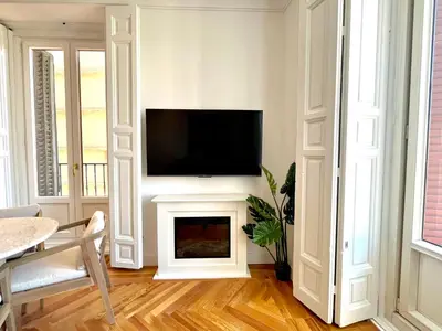 Una televisión o centro de entretenimiento en dPLACE to Be - Apartamentos de Lujo en Centro Histórico