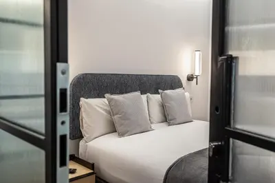 Cama o camas de una habitación en Queen's Plaza España Boutique - Alojamiento Corta Estancia