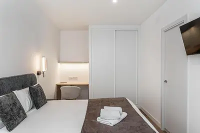 Cama o camas de una habitación en Queen's Plaza España Boutique - Alojamiento Corta Estancia