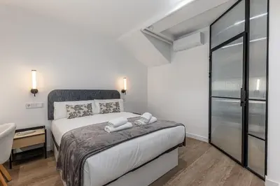 Cama o camas de una habitación en Queen's Plaza España Boutique - Alojamiento Corta Estancia