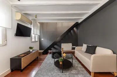 Una televisión o centro de entretenimiento en Queen's Las Letras Boutique II - Alojamiento Corta Estancia
