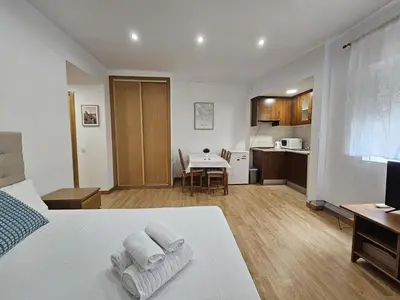 Una cocina o zona de cocina en Magico estudio en Plaza España