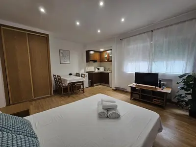 Una televisión o centro de entretenimiento en Magico estudio en Plaza España