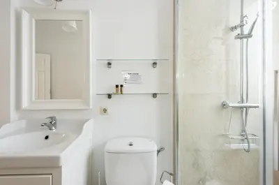 Un baño de Apartamentos Alcalá