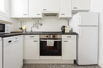 Una cocina o zona de cocina en Apartamentos Alcalá