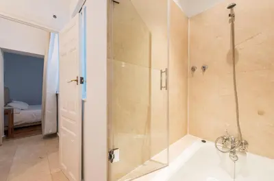Un baño de Apartamentos Alcalá