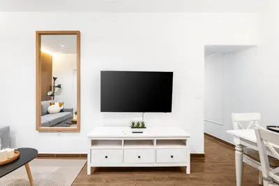 Una televisión o centro de entretenimiento en 2 Ubicación Inmejorable, 5 min del Parque El Retiro, Puerta de Alcala, Goya, Serrano, Velazquez, & WiZink Center
