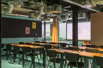 Un restaurante o sitio para comer en The Social Hub Madrid Extended Stay
