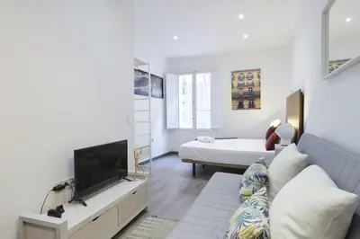 Una televisión o centro de entretenimiento en Estudio Retiro-Ibiza 0