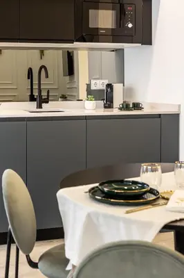 Una cocina o zona de cocina en Queen's Chamberí Boutique II - Alojamiento Corta Estancia