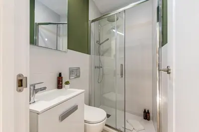 Un baño de Queen's Chamberí Boutique II - Alojamiento Corta Estancia