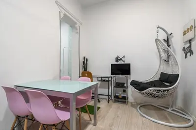 Una televisión o centro de entretenimiento en Cosy loft in the centre of Madrid - Reloj D