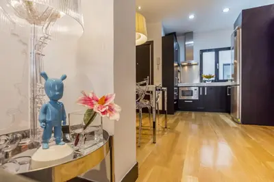 Una cocina o zona de cocina en Gran Via by SkyKey