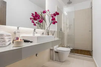 Un baño de Gran Via by SkyKey
