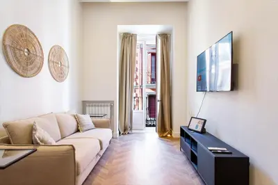 Una televisión o centro de entretenimiento en 2- Hotel-style Duplex in Puerta del Sol - Central & Cozy