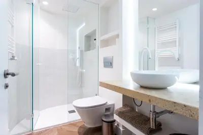 Un baño de 2- Hotel-style Duplex in Puerta del Sol - Central & Cozy