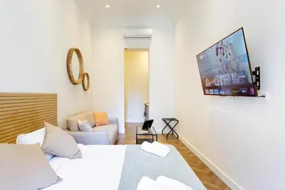 Una televisión o centro de entretenimiento en 1- Premium Apartment in Puerta del Sol