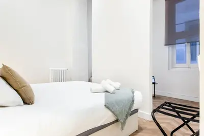 Cama o camas de una habitación en 4- Hotel-style apartment in Puerta del Sol