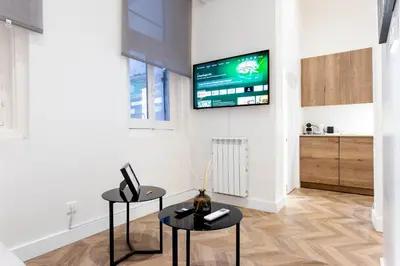 Una televisión o centro de entretenimiento en 4- Hotel-style apartment in Puerta del Sol