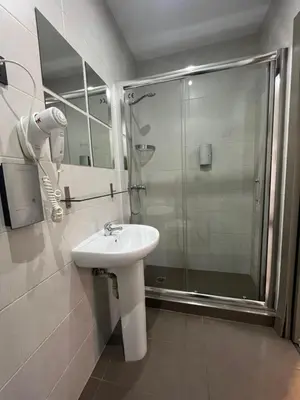 Un baño de Fuencarral Rooms