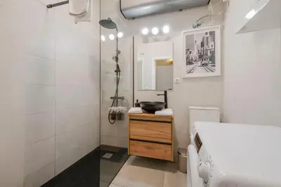 Un baño de Rustic Cool Interior Design en Plaza España al pie de Gran Vía
