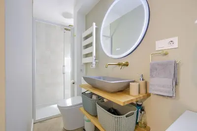Un baño de Beautiful apartment in the center surrounded by parks