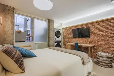 Una televisión o centro de entretenimiento en Beautiful apartment in the center surrounded by parks