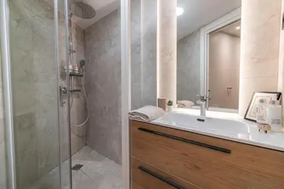 Un baño de Cultural and Historical Heart - 7min walk Plaza Mayor and PalacioReal - AC