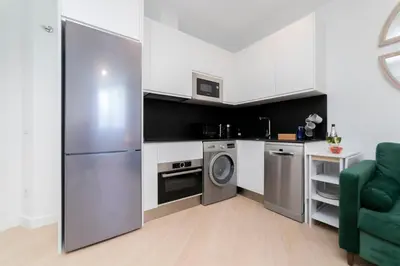 Una cocina o zona de cocina en Aurora Stays by Charming - Parking cubierto gratis