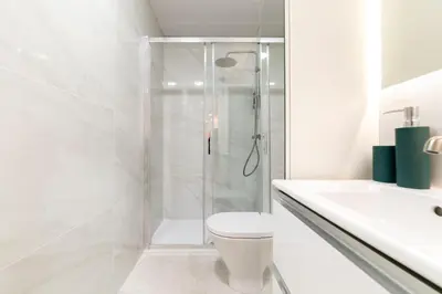 Un baño de Aurora Stays by Charming - Parking cubierto gratis