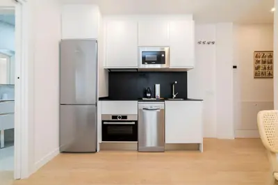 Una cocina o zona de cocina en Aurora Stays by Charming - Parking cubierto gratis