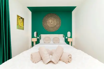 Cama o camas de una habitación en Aurora Stays by Charming - Parking cubierto gratis