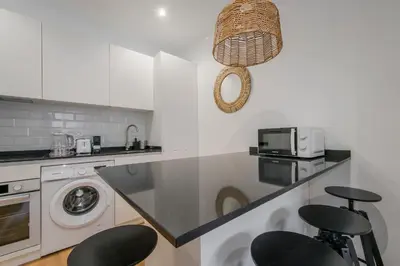 Una cocina o zona de cocina en Retiro con parking para 4, vive la Latina