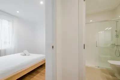 Un baño de Retiro con parking para 4, vive la Latina