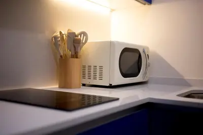 Una cocina o zona de cocina en Iconic Suites
