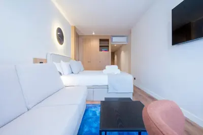 Una televisión o centro de entretenimiento en Iconic Suites
