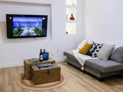 Una televisión o centro de entretenimiento en Madrid Puerta de Toledo en el centro de la ciudad Apartamento moderno en Madrid ideal para estancias corporativas y media estancia 15 días o mas Espacios amplios y confortables