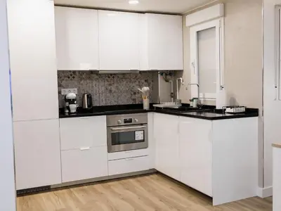 Una cocina o zona de cocina en Madrid Puerta de Toledo en el centro de la ciudad Apartamento moderno en Madrid ideal para estancias corporativas y media estancia 15 días o mas Espacios amplios y confortables