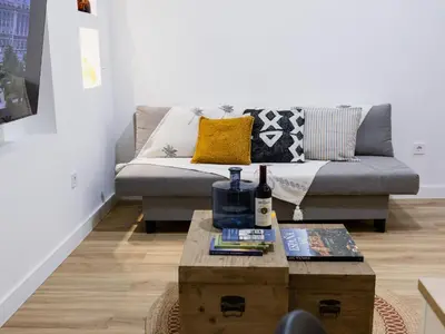 Zona de estar de Madrid Puerta de Toledo en el centro de la ciudad Apartamento moderno en Madrid ideal para estancias corporativas y media estancia 15 días o mas Espacios amplios y confortables