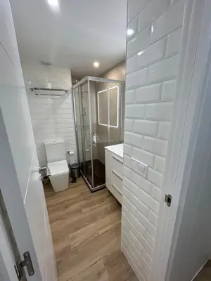 Un baño de Madrid Puerta de Toledo en el centro de la ciudad Apartamento moderno en Madrid ideal para estancias corporativas y media estancia 15 días o mas Espacios amplios y confortables