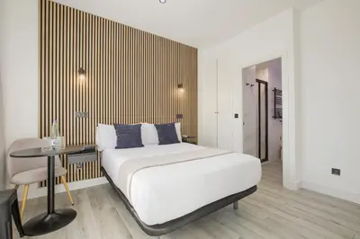 Cama o camas de una habitación en Dobo Madrid Lucero